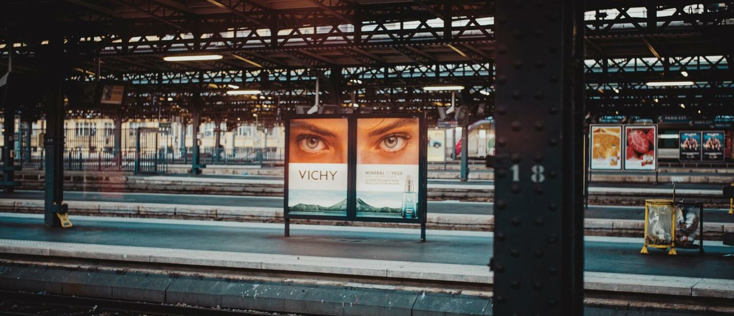 Werbeanzeigen an einer Bahnstation mit dem Motiv von Augen.