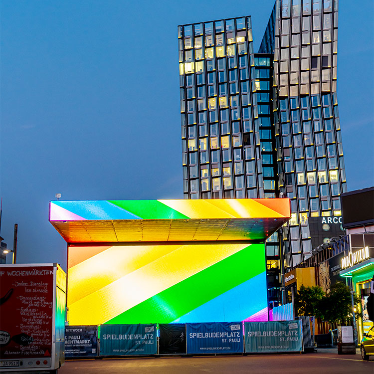 Bühne mit großen Screens auf dem Spielbudenplatz