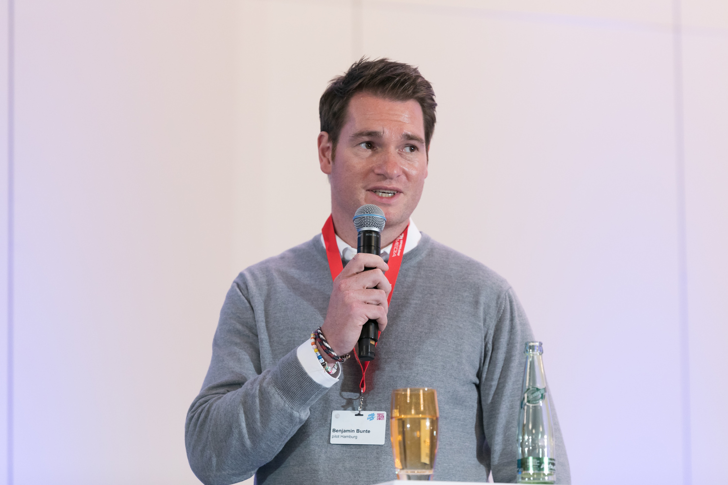 Benjamin Bunte spricht mit einem Mikrofon auf der DMD & TV.