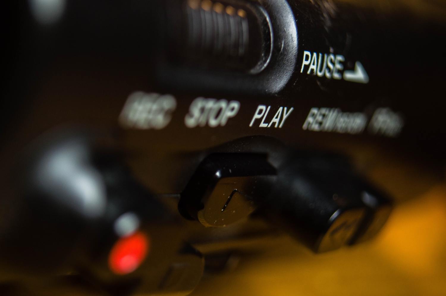 Nahaufnahme eines Rekorders mit Play-, Stop- und Pause-Tasten.