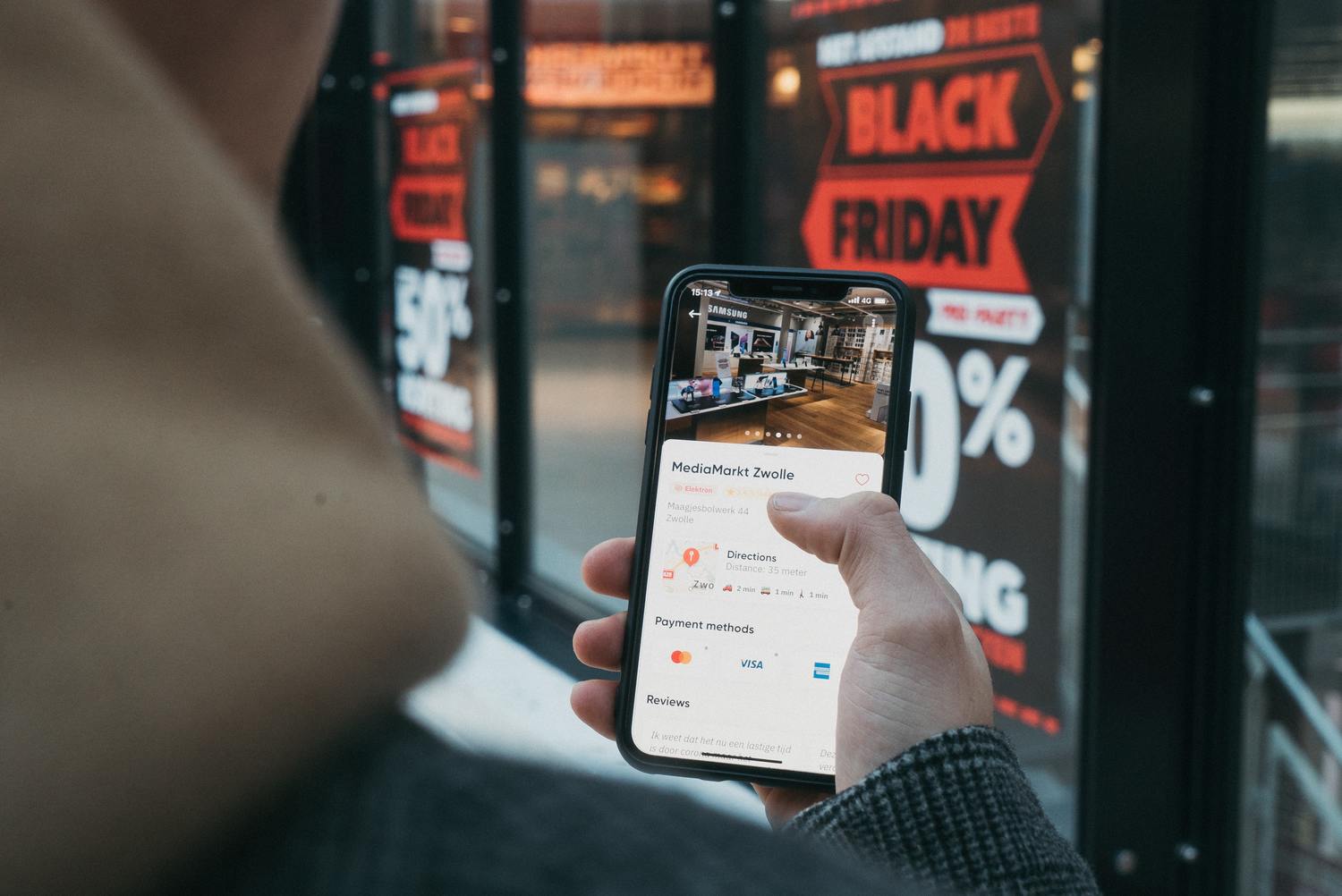 Person verwendet eine Smartphone-App während des Black Friday.