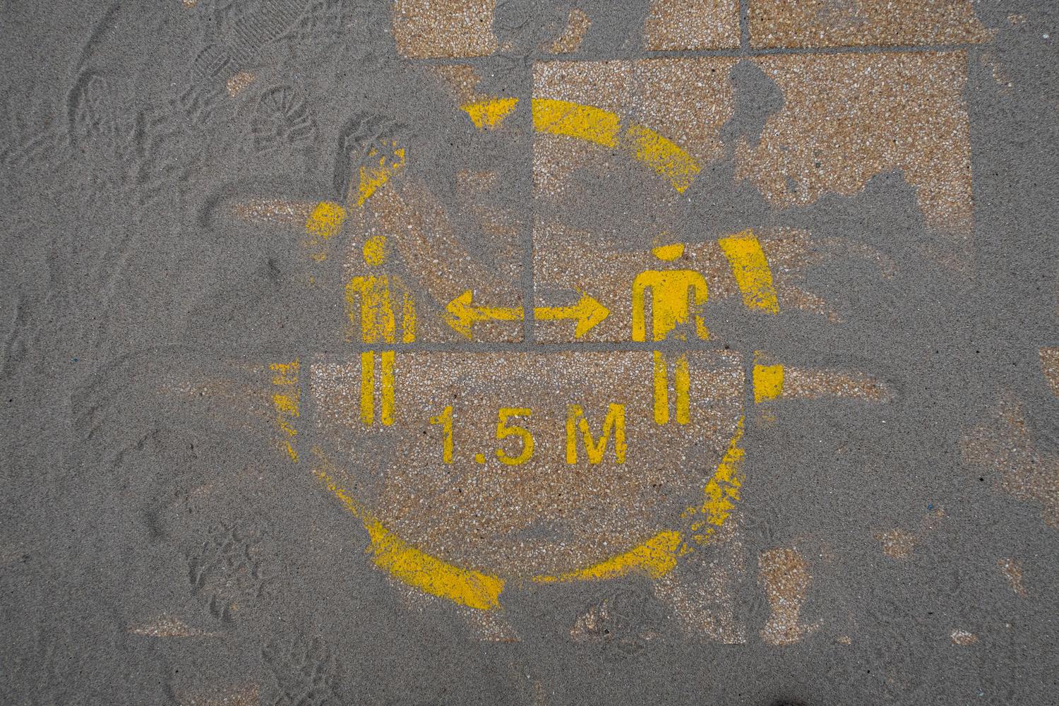 Markierung auf dem Boden mit Hinweis auf 1,5 Meter Abstand.