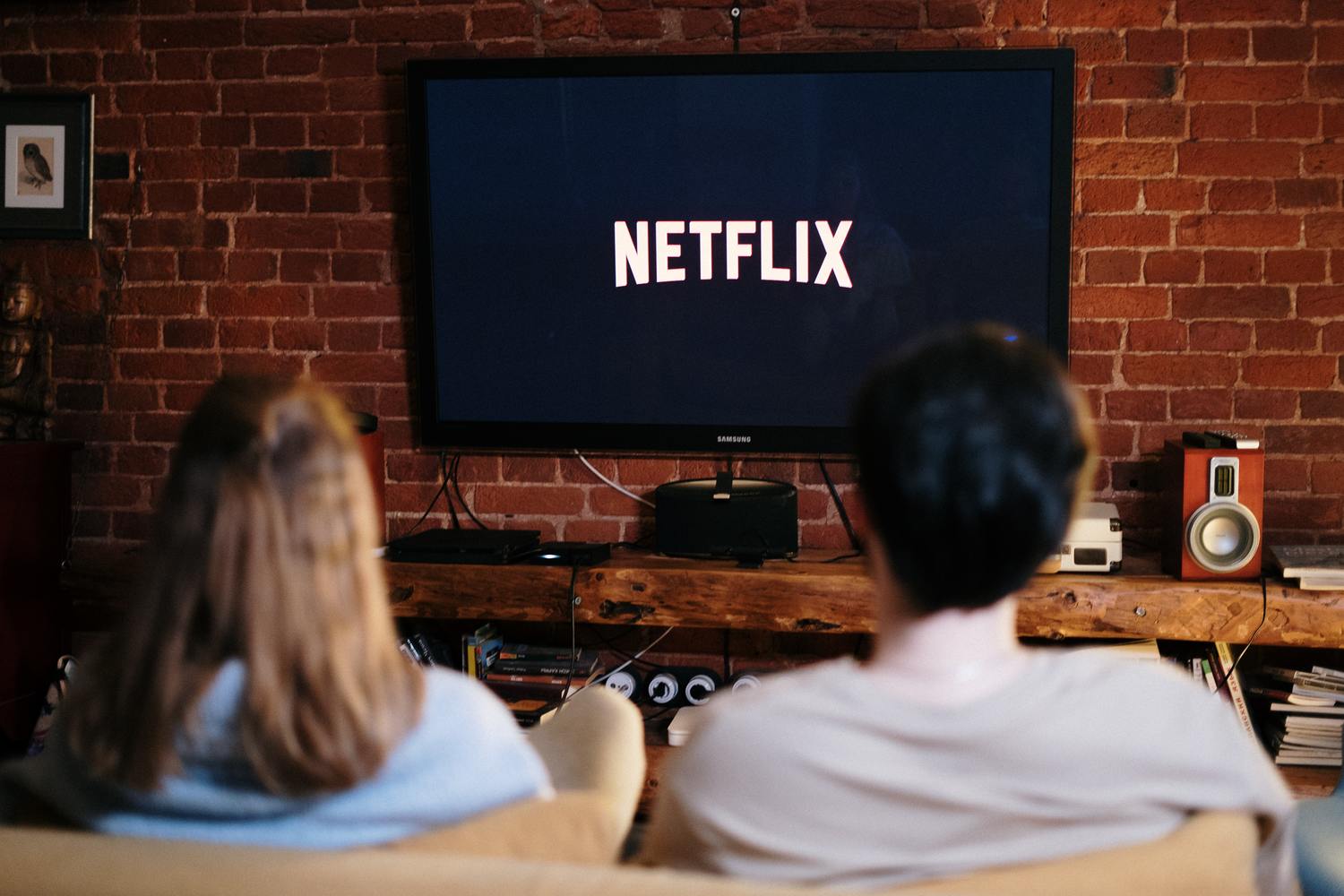 Pexels Cottonbro 4009402 Scaled 1 Zwei Personen sehen gemeinsam Netflix.