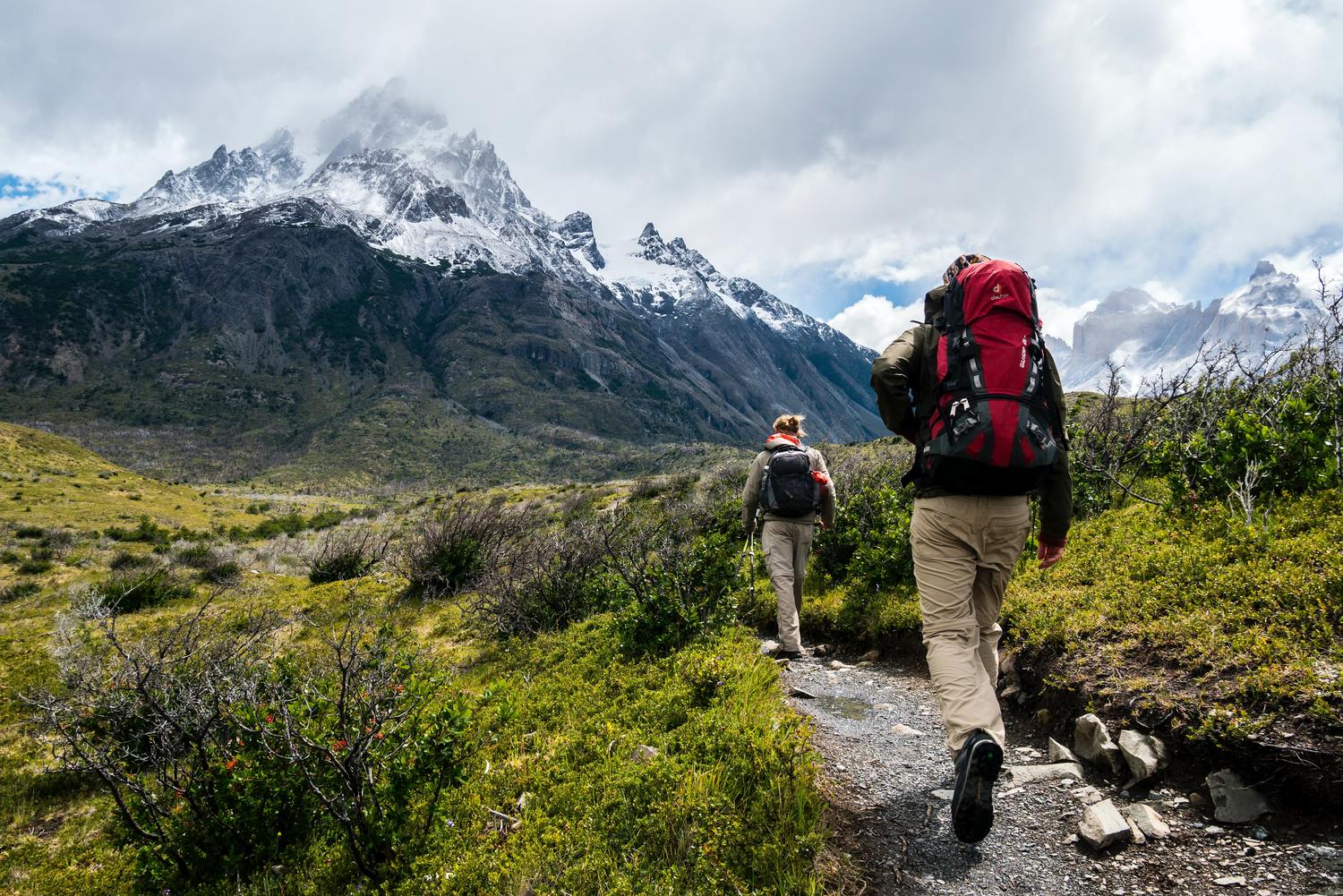 Zwei Menschen wandern in den Bergen.