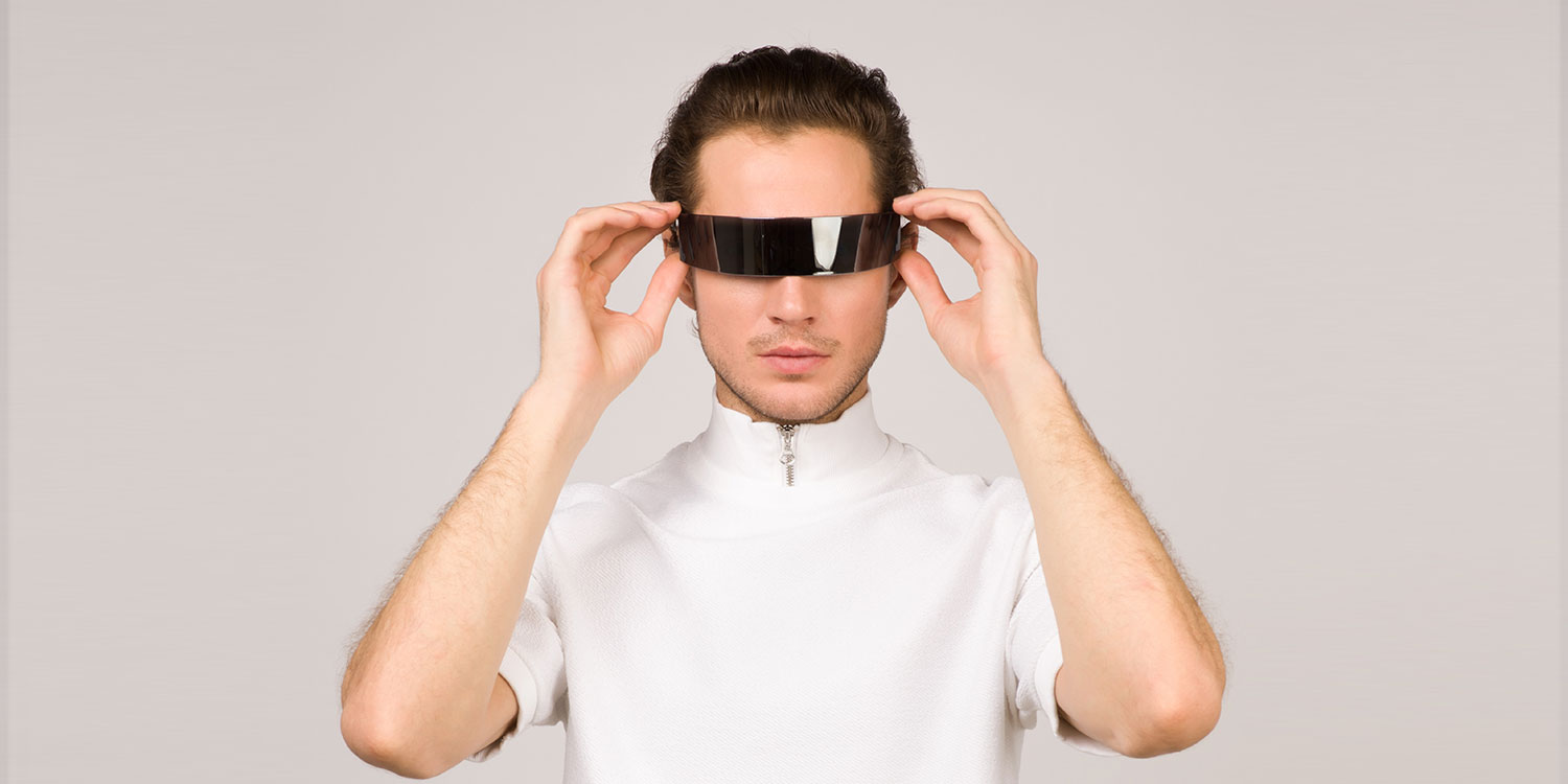Mann mit futuristischer Brille