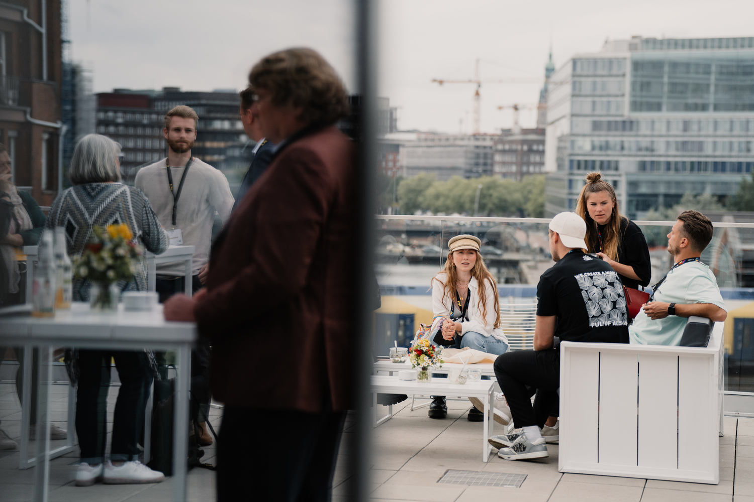 Menschen unterhalten sich bei einem Networking-Event.