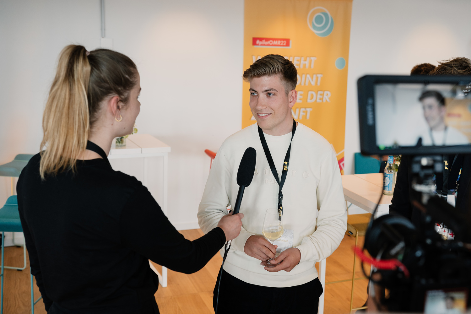 Hinter der Kulisse eines Interviews auf der OMR