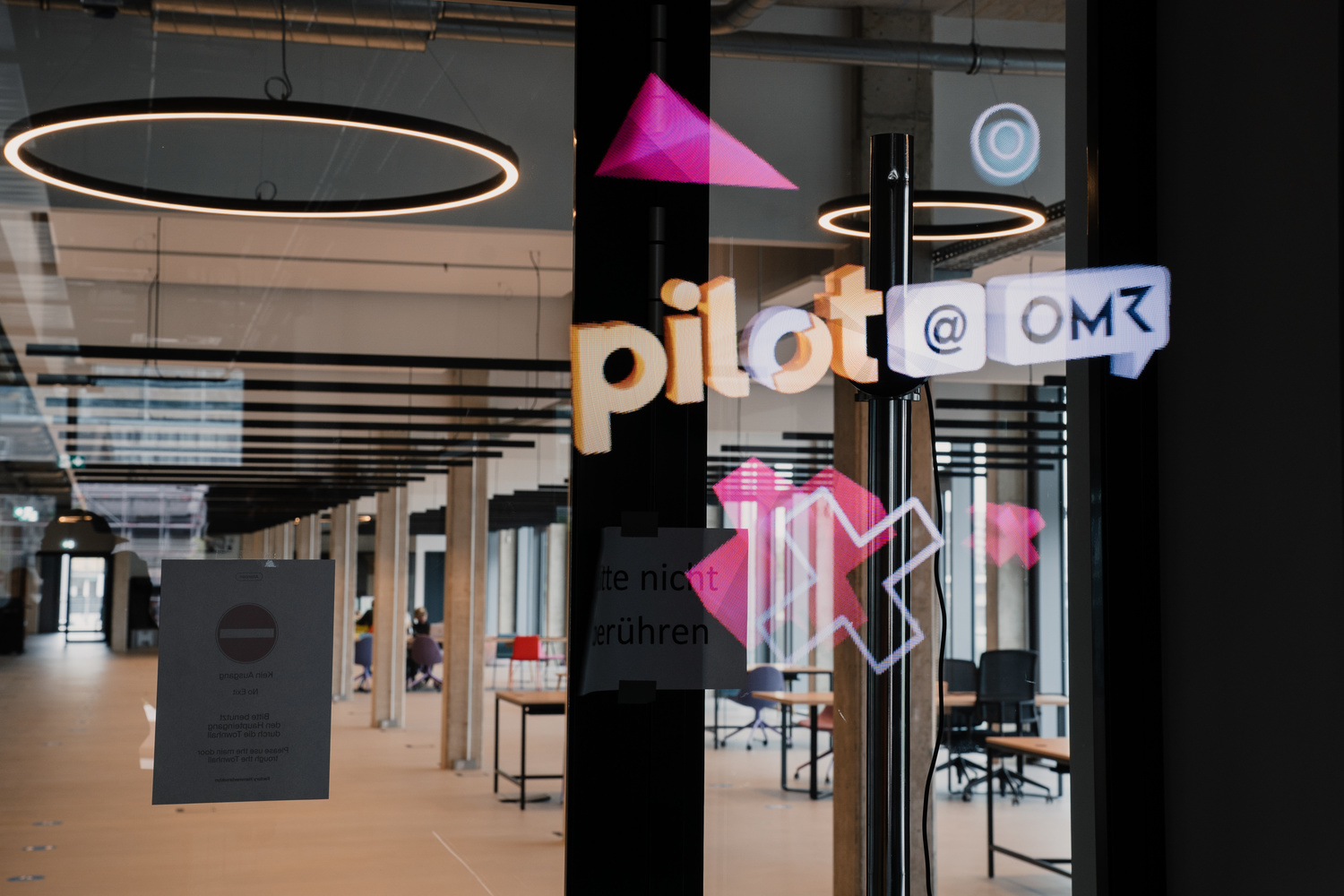 Eingang eines Gebäudes mit „pilot“-Logo @ OMR