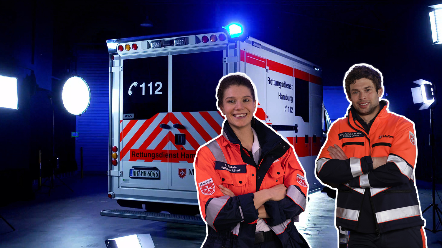 Sanitäter stehen vor einem Rettungswagen.