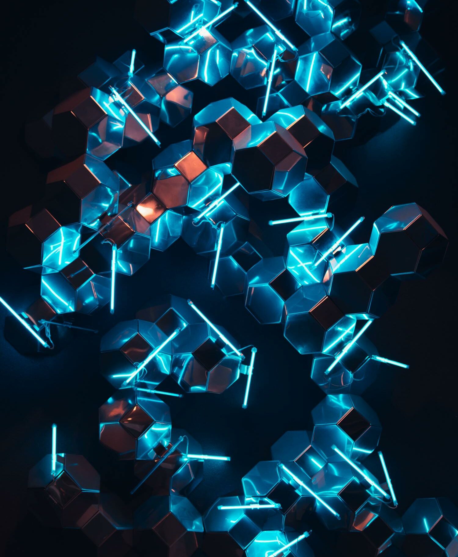 Leuchtende, blaue 3D-Würfel.
