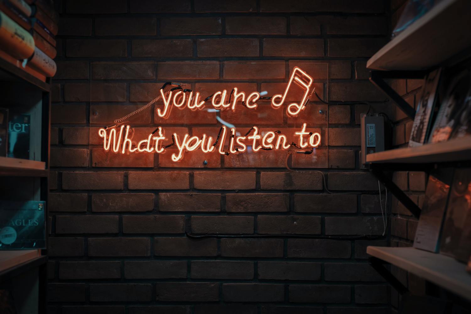 Leuchtschrift mit dem Text: „You are what you listen to“