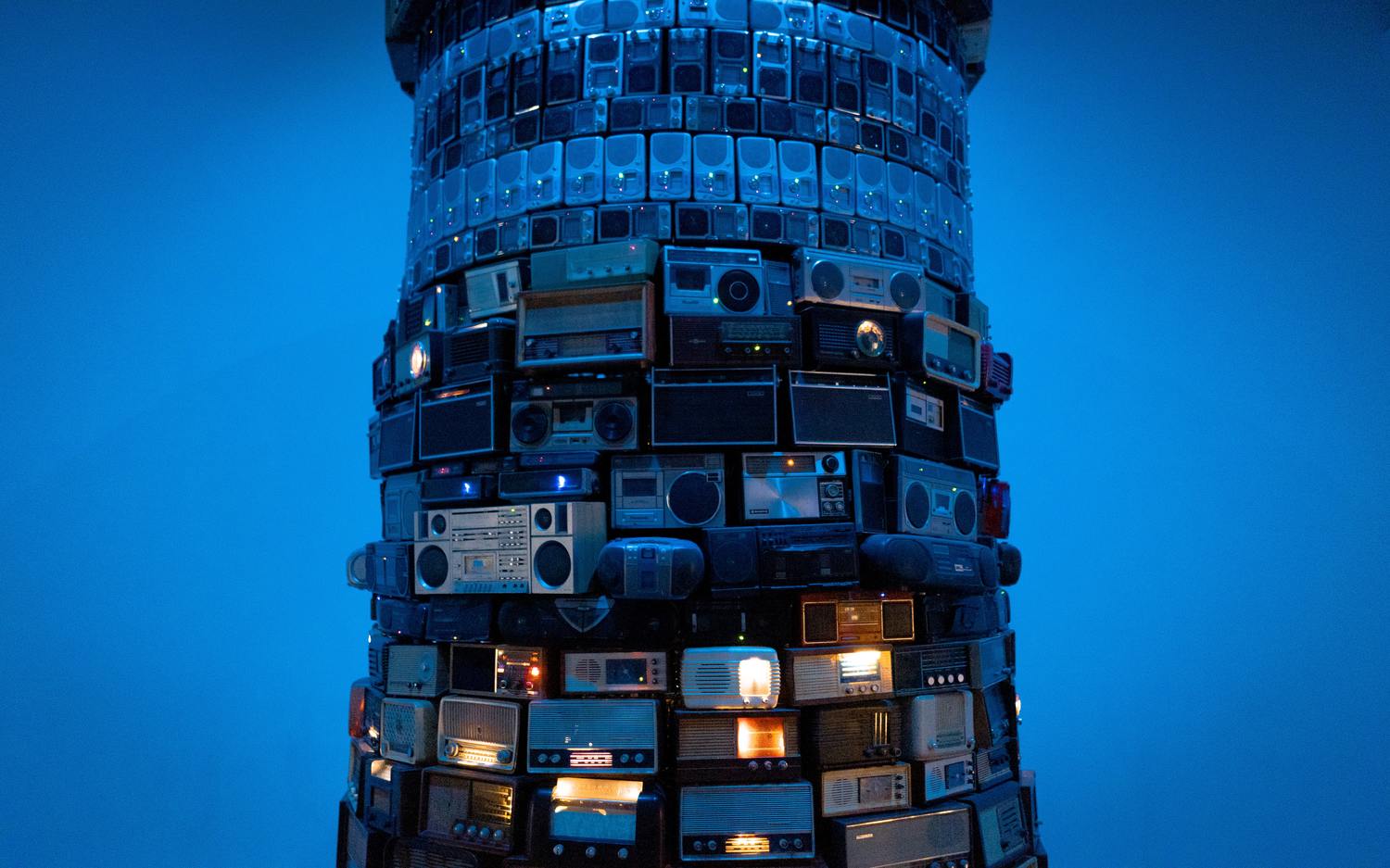 Turm aus alten Fernsehern und Radios.