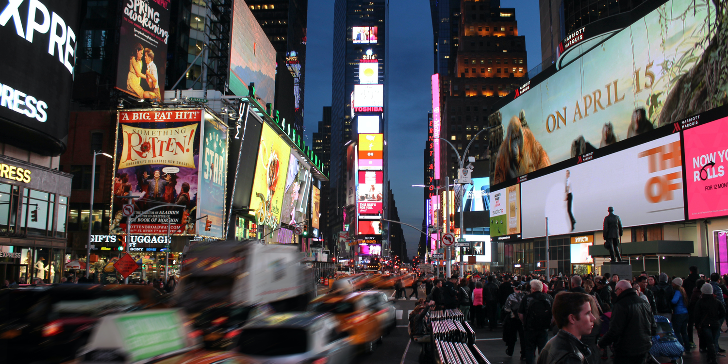 Times Square bei Nacht mit vielen Lichtern.