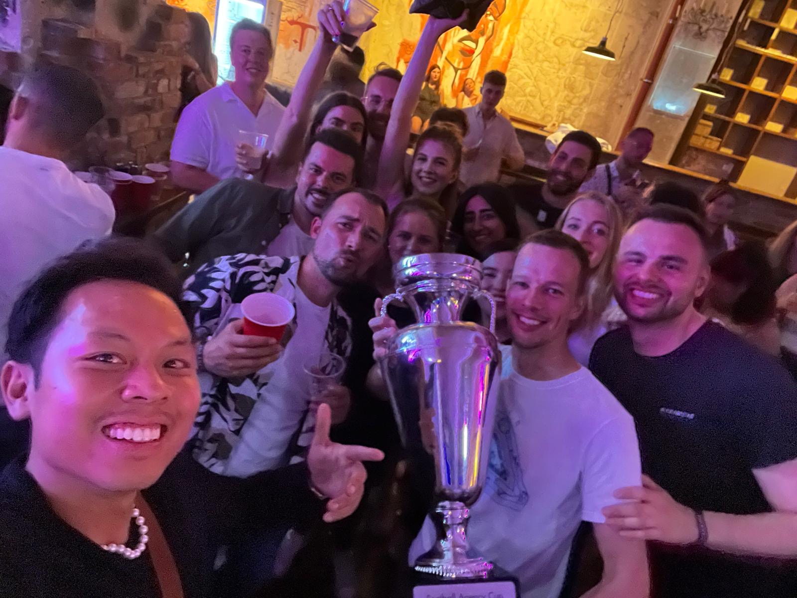 Party mit fröhlichen Menschen, die feiern.