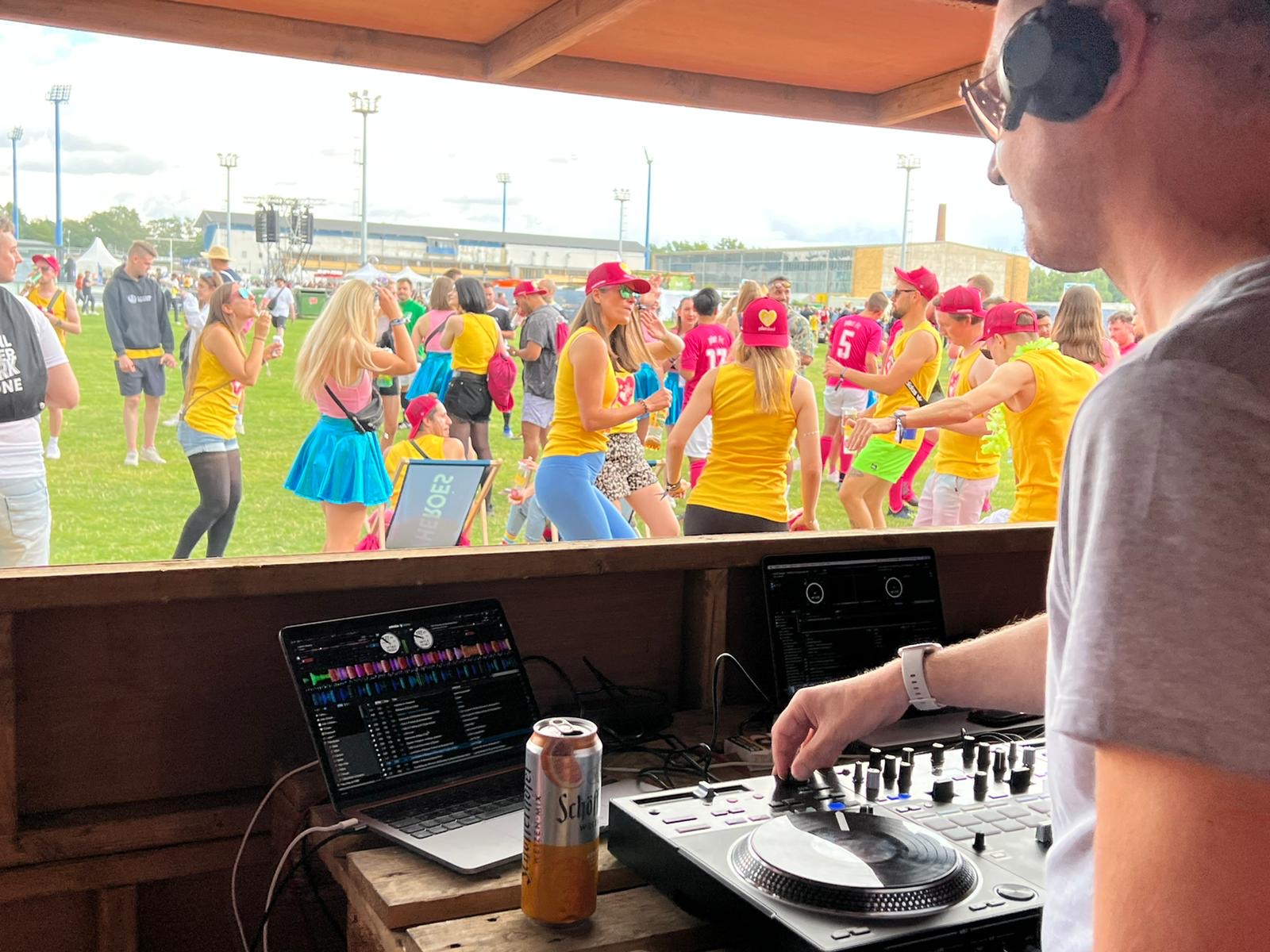 DJ legt Musik bei einer Outdoor-Party auf.
