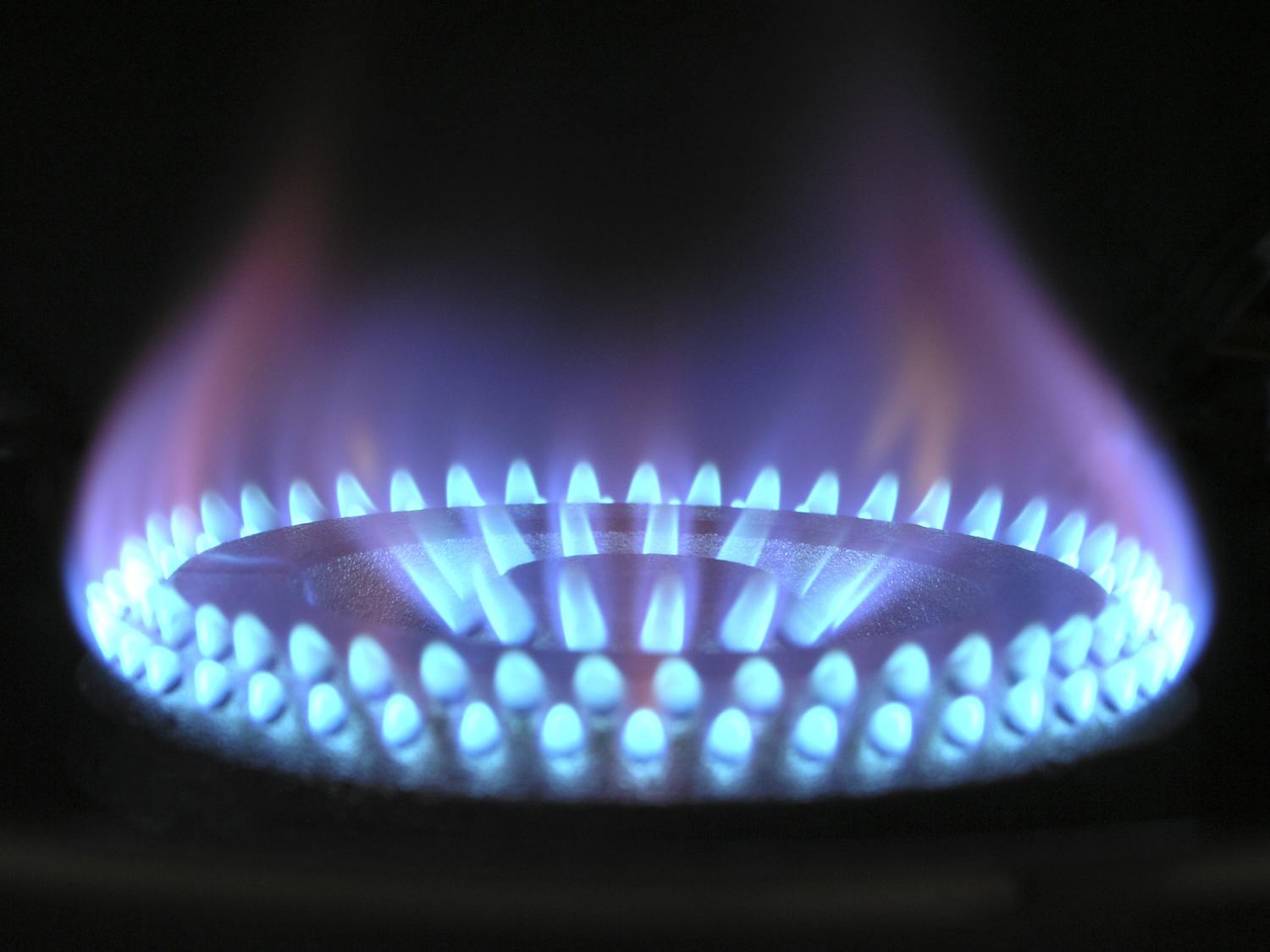 Nahaufnahme der Flamme eines Gas-Herdes
