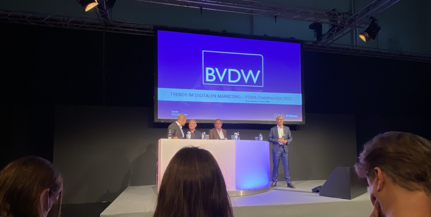 Bühne mit „BVDW“-Logo.