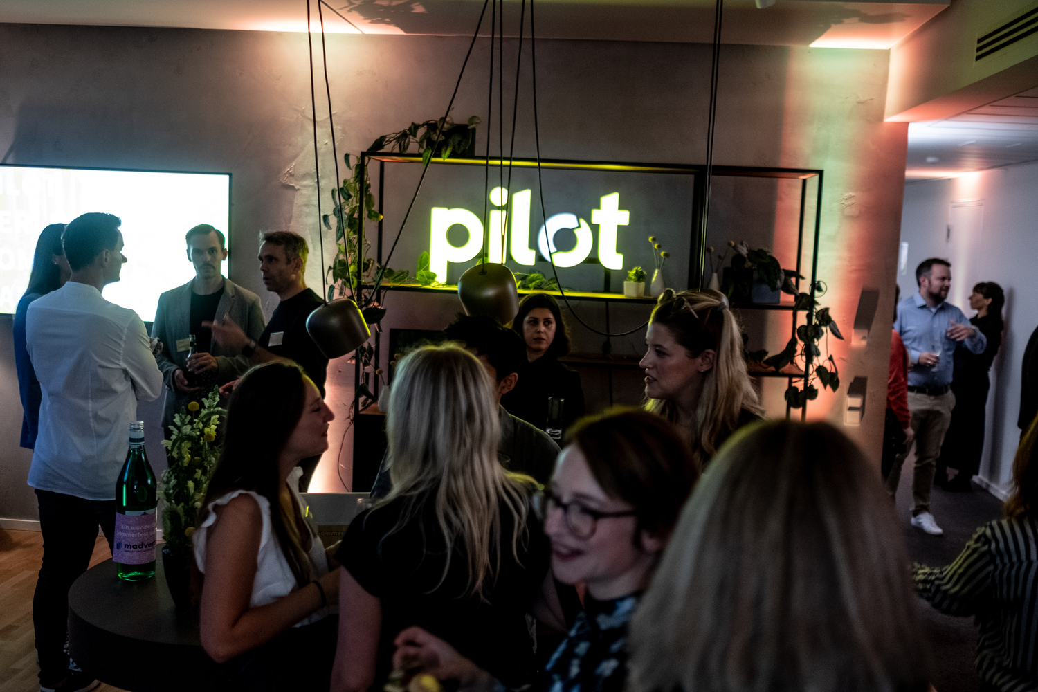 pilot-Leuchtschild in einer Eventlocation