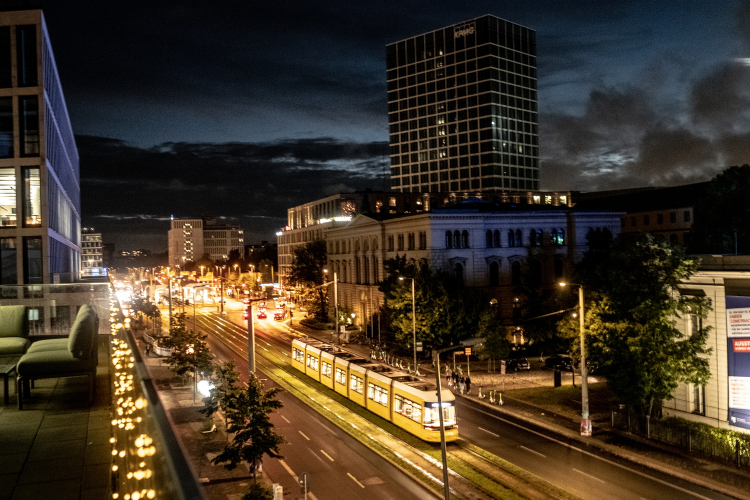 Nächtliche Stadtansicht mit beleuchteten Straßen