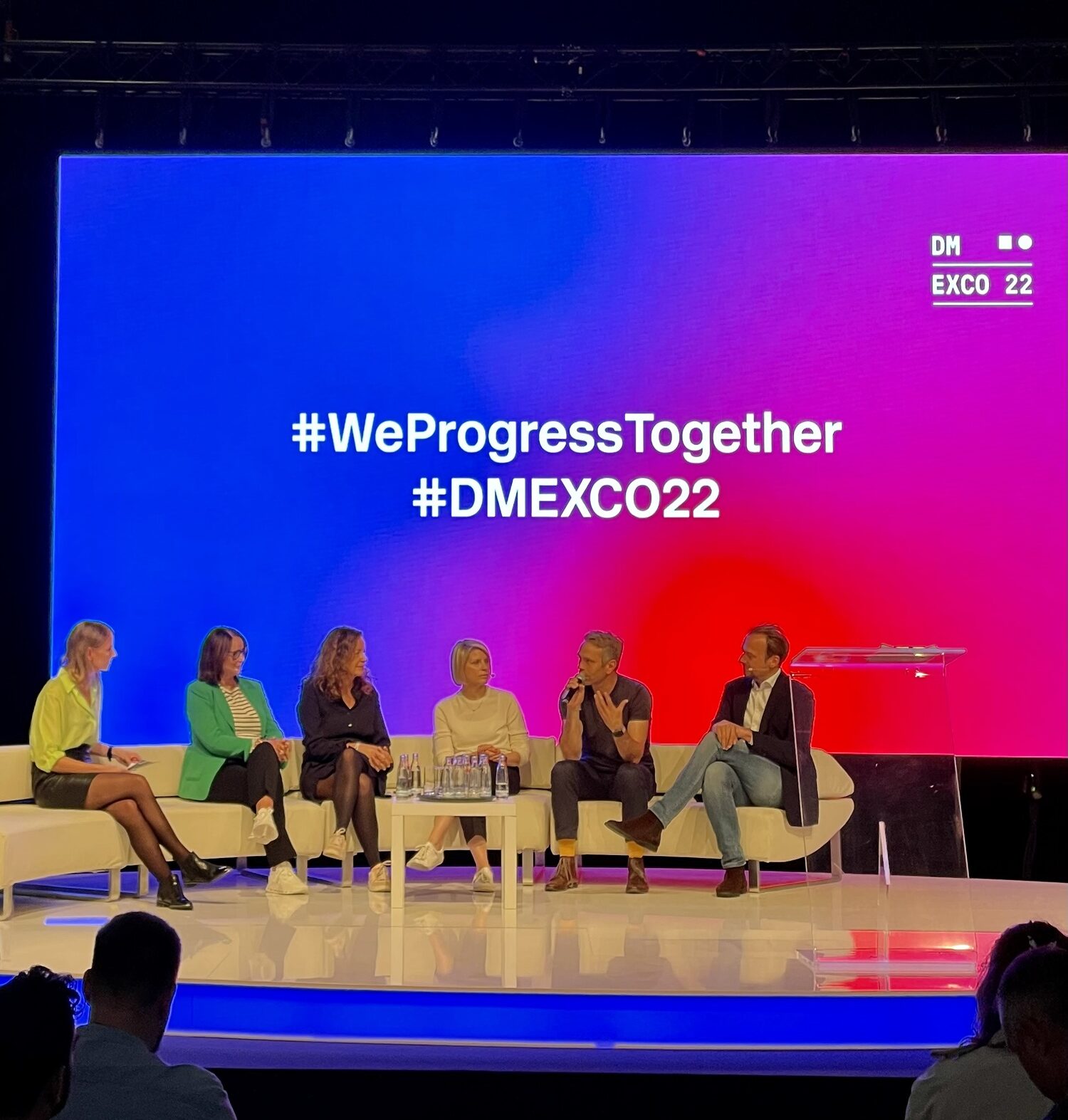 Diskussion auf einer Bühne auf der DMEXCO2022