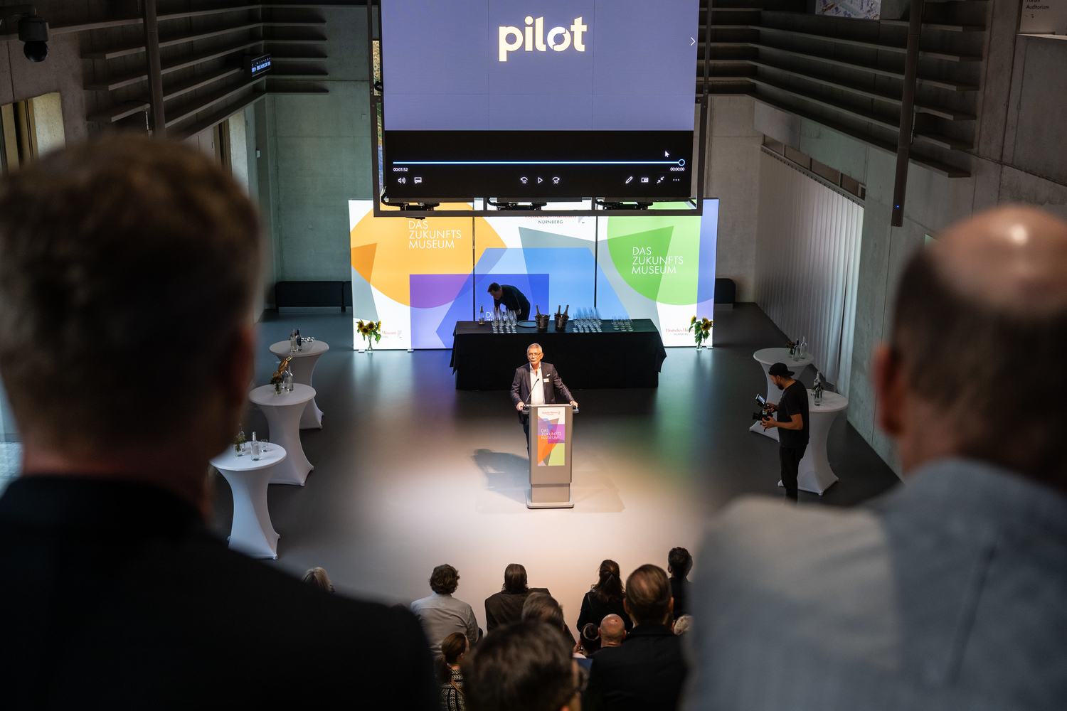 pilot-Event mit Speaker auf der Bühne