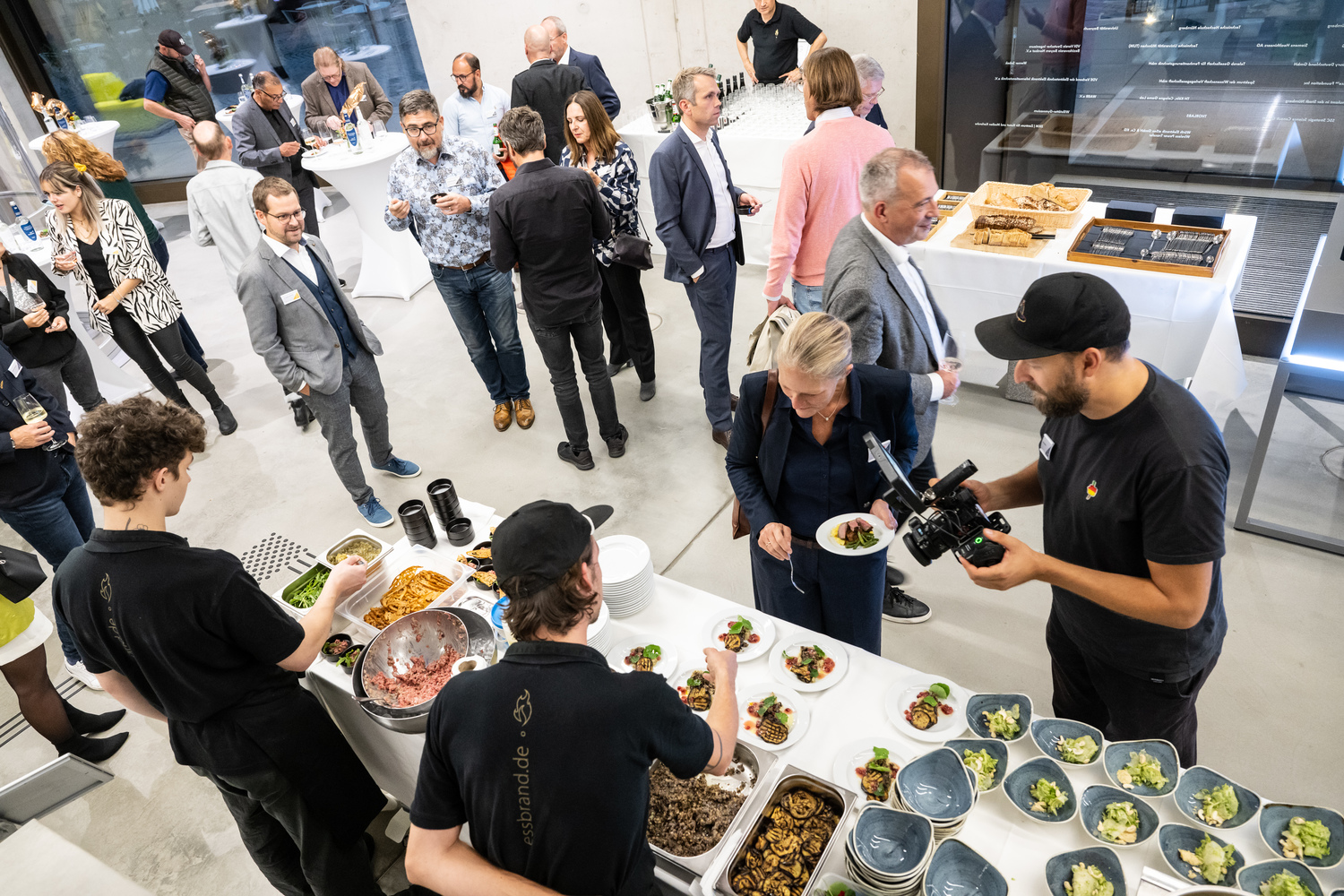 Mehrere Menschen bei einem Networking-Event.