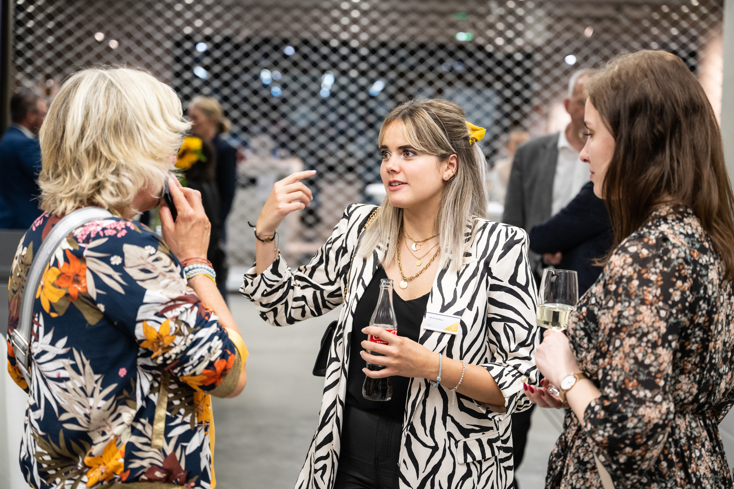 Drei Frauen im Gespräch bei einer Veranstaltung.