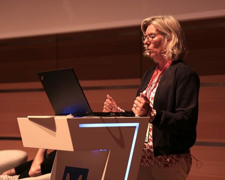 Frau hält eine Präsentation.