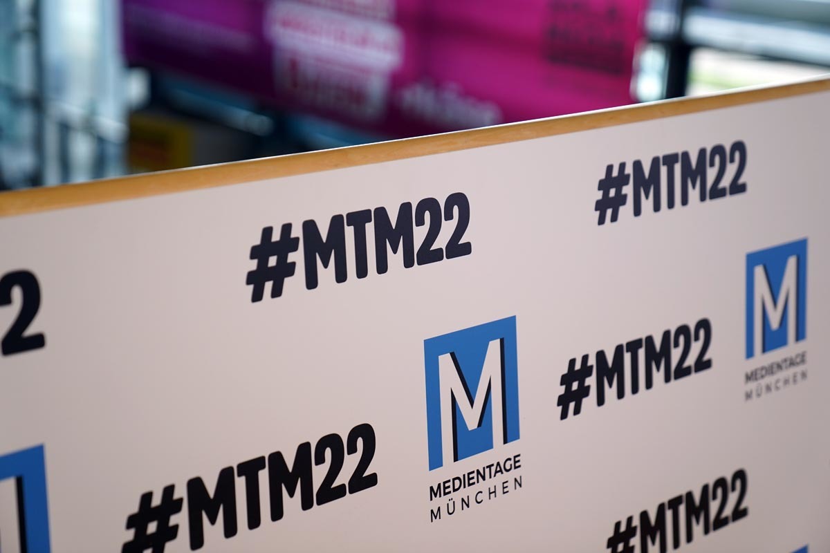 Schild mit „#MTM22“-Aufschrift.
