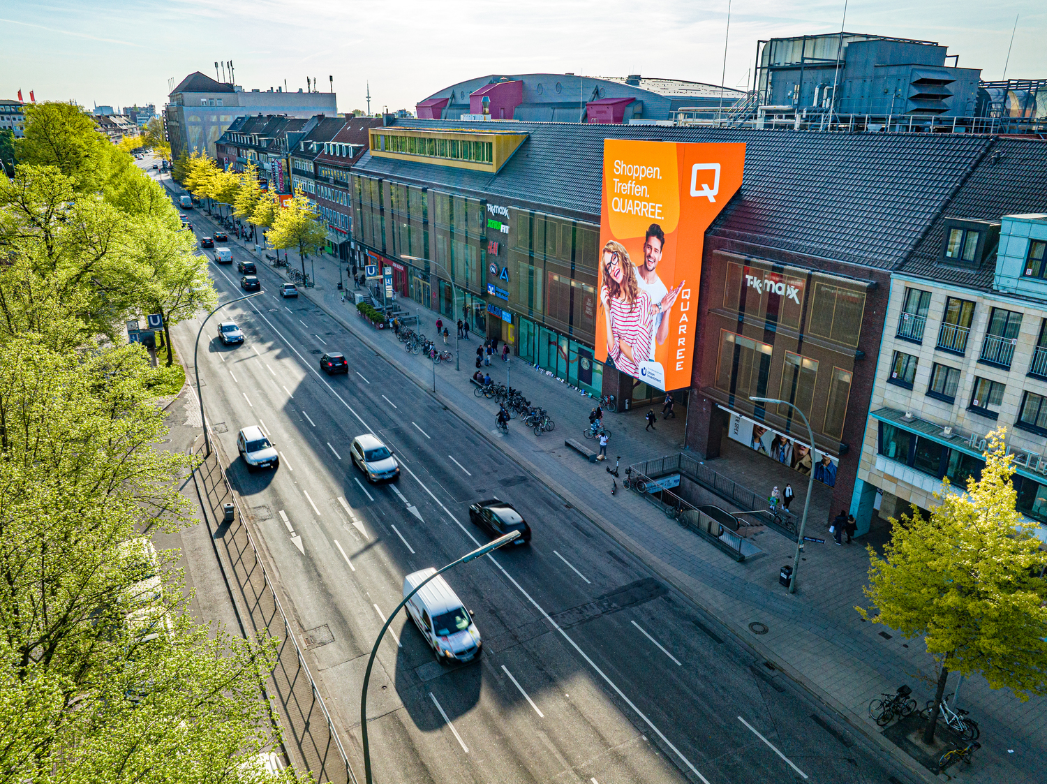 Gebäude mit Werbung an der Straße.