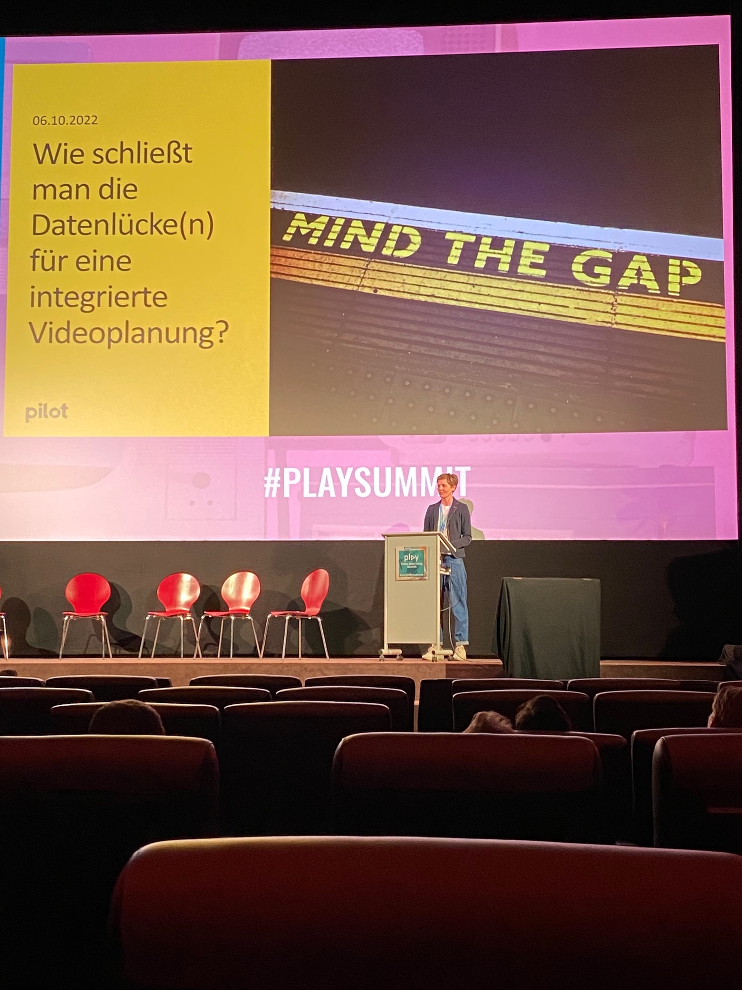 Bühne mit einer Präsentation und Text „FIND THE GAP“.