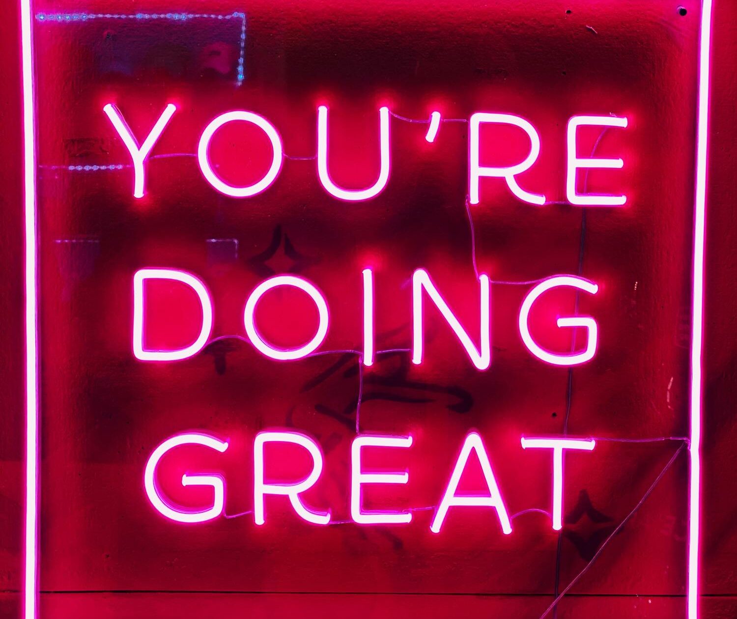 Neon-Schild mit „YOU’RE DOING GREAT“.