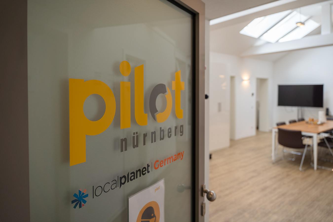 Tür mit „pilot“ Logo.