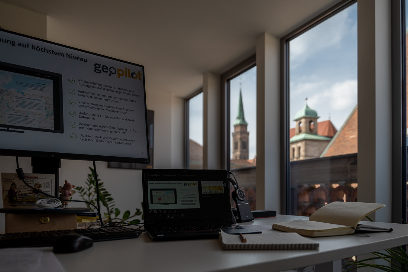Büro mit Blick auf die Stadt.