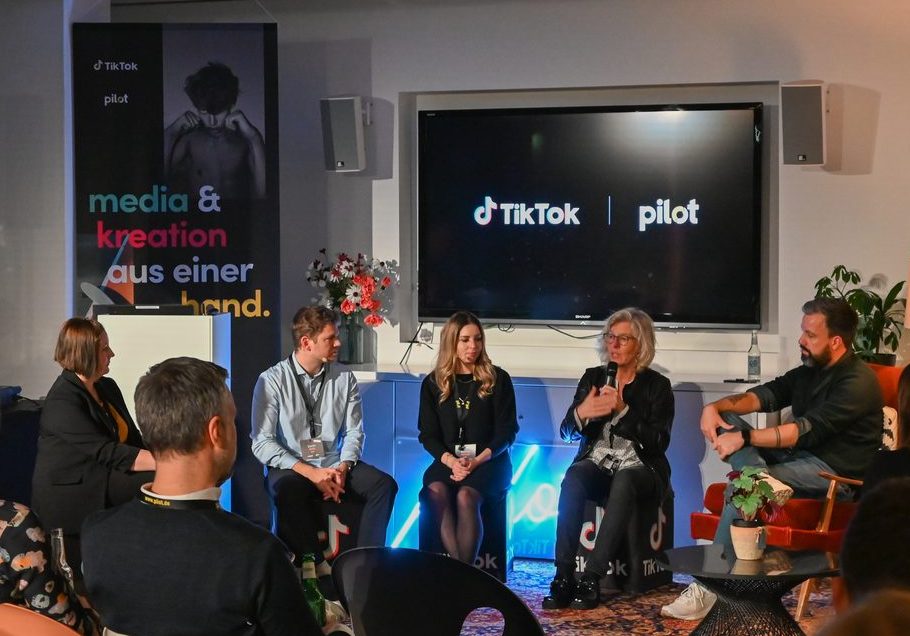 Menschen bei einer „TikTok & pilot“ Veranstaltung.