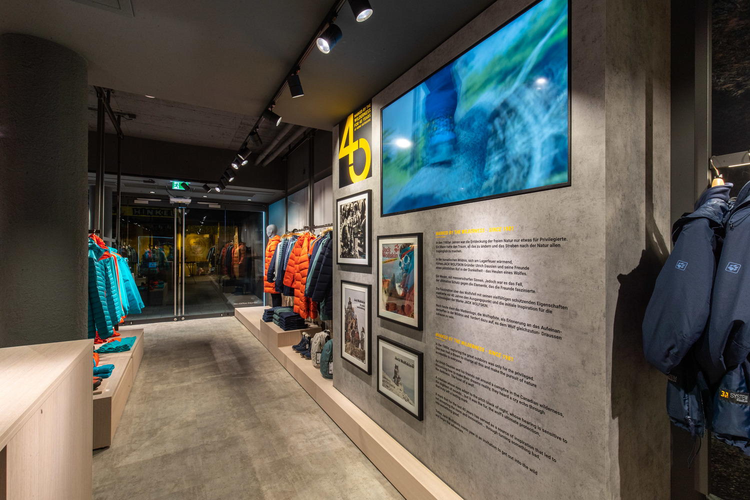 Ausstellung innerhalb eines Kleidungsgeschäfts