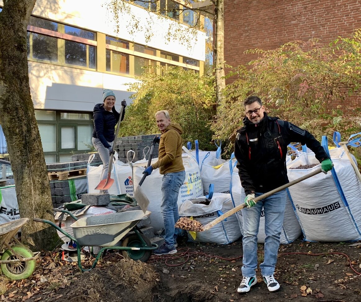 Menschen pflanzen und gärtnern zusammen.