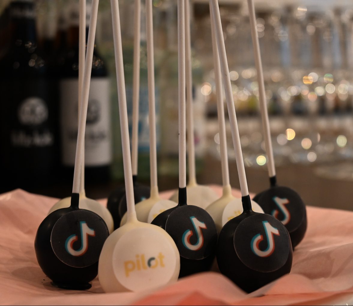 TikTok-Logos als Cake-Pops.