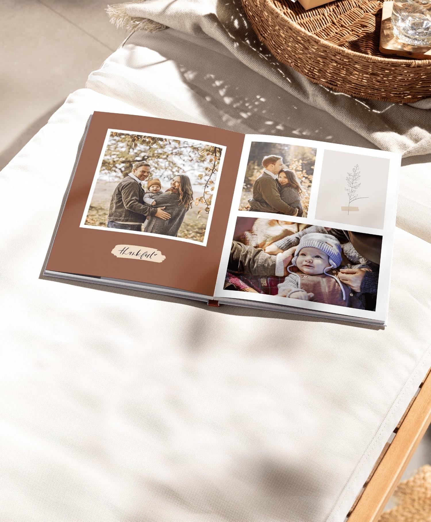 Offenes Fotobuch mit Familienbildern.