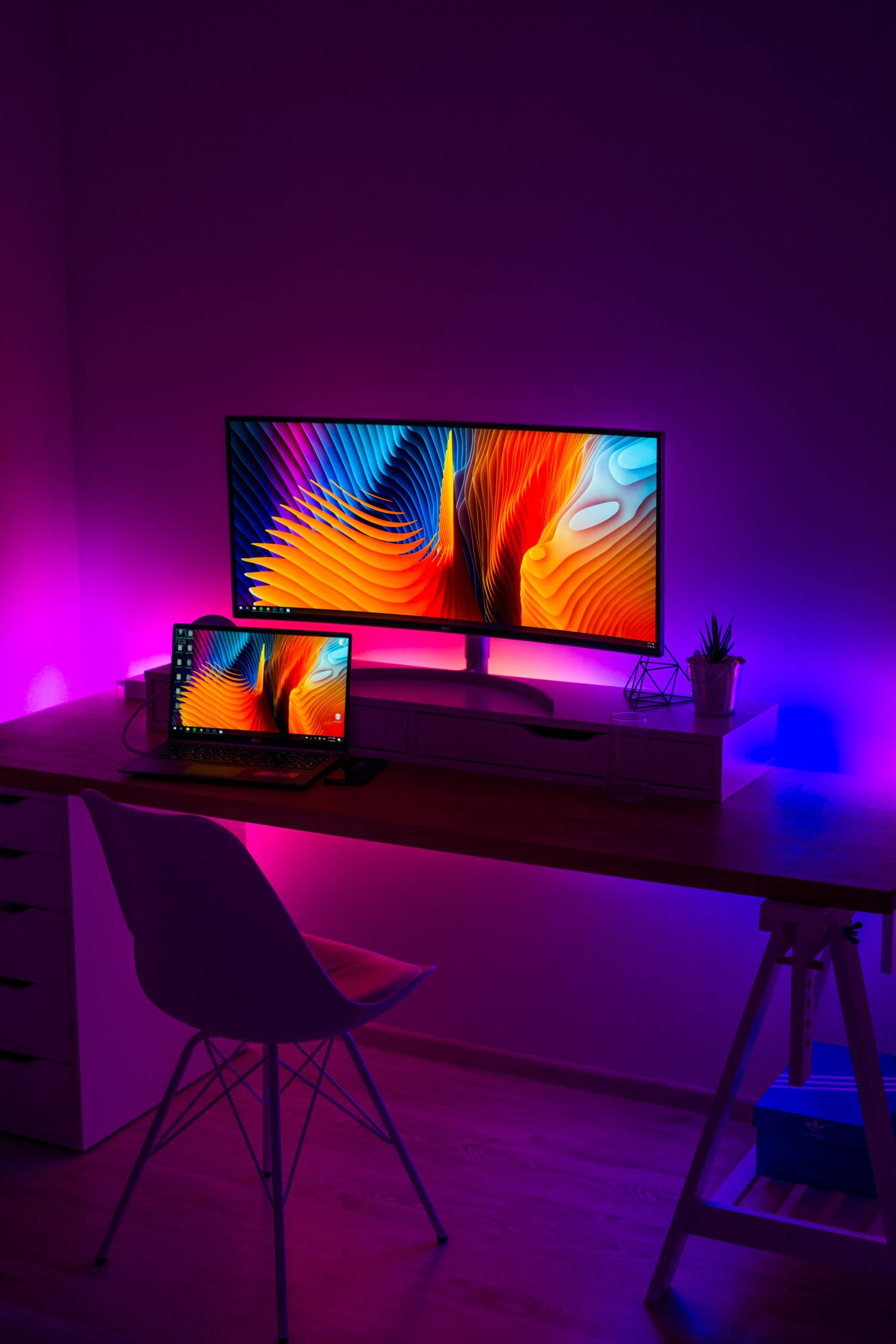 Alexandru Acea TMkrN9QZERw Unsplash Scaled 1 Raum mit bunter Beleuchtung.