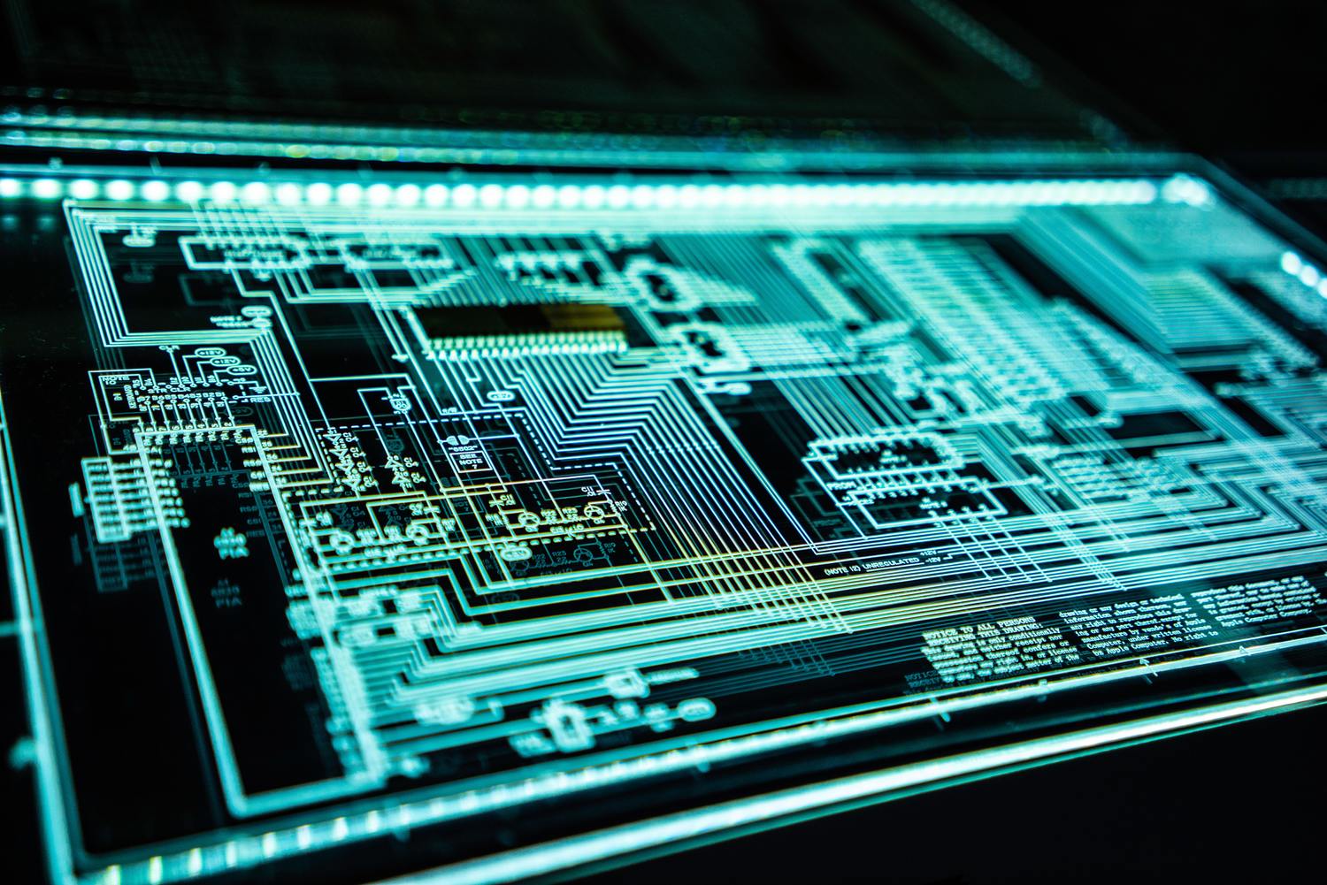Computerplatine mit leuchtenden Linien.