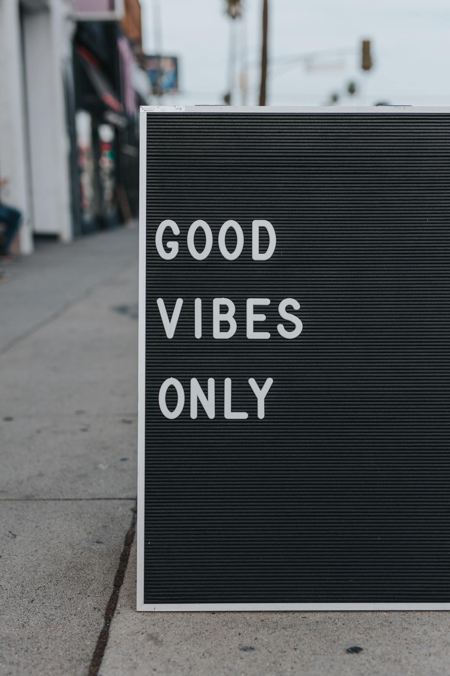 Schild mit der Aufschrift „GOOD VIBES ONLY“.