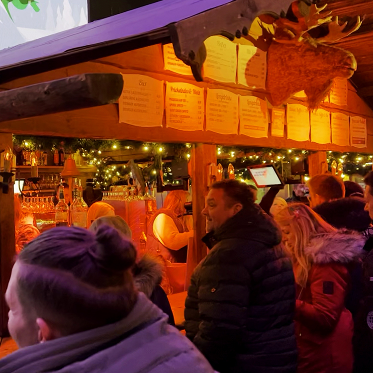 Weihnachtsmarkt mit Menschen
