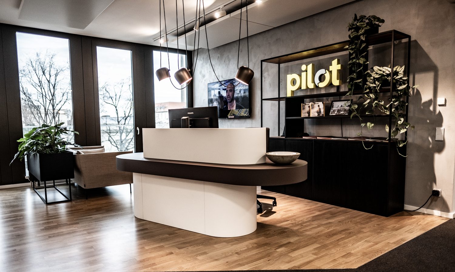 Modernes Büro mit „pilot“-Logo.