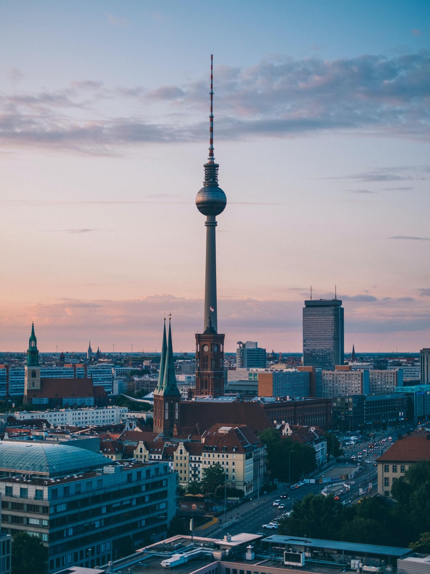 Berliner Fernsehturm bei Sonnenuntergang.