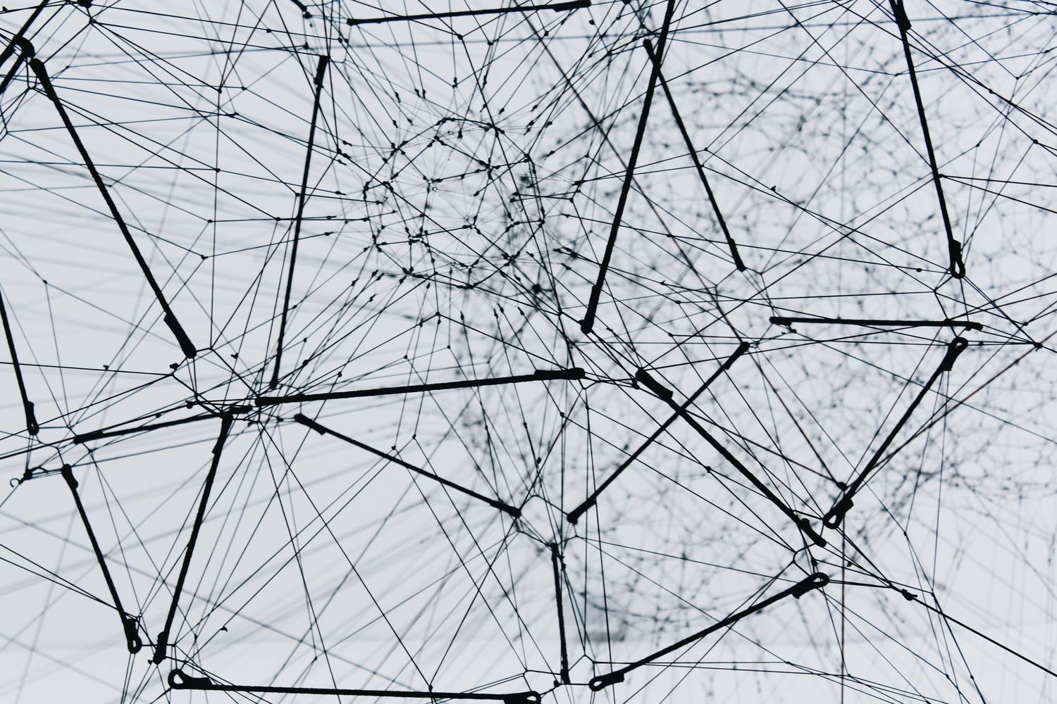 Geometrisches Netzwerk aus Drähten.