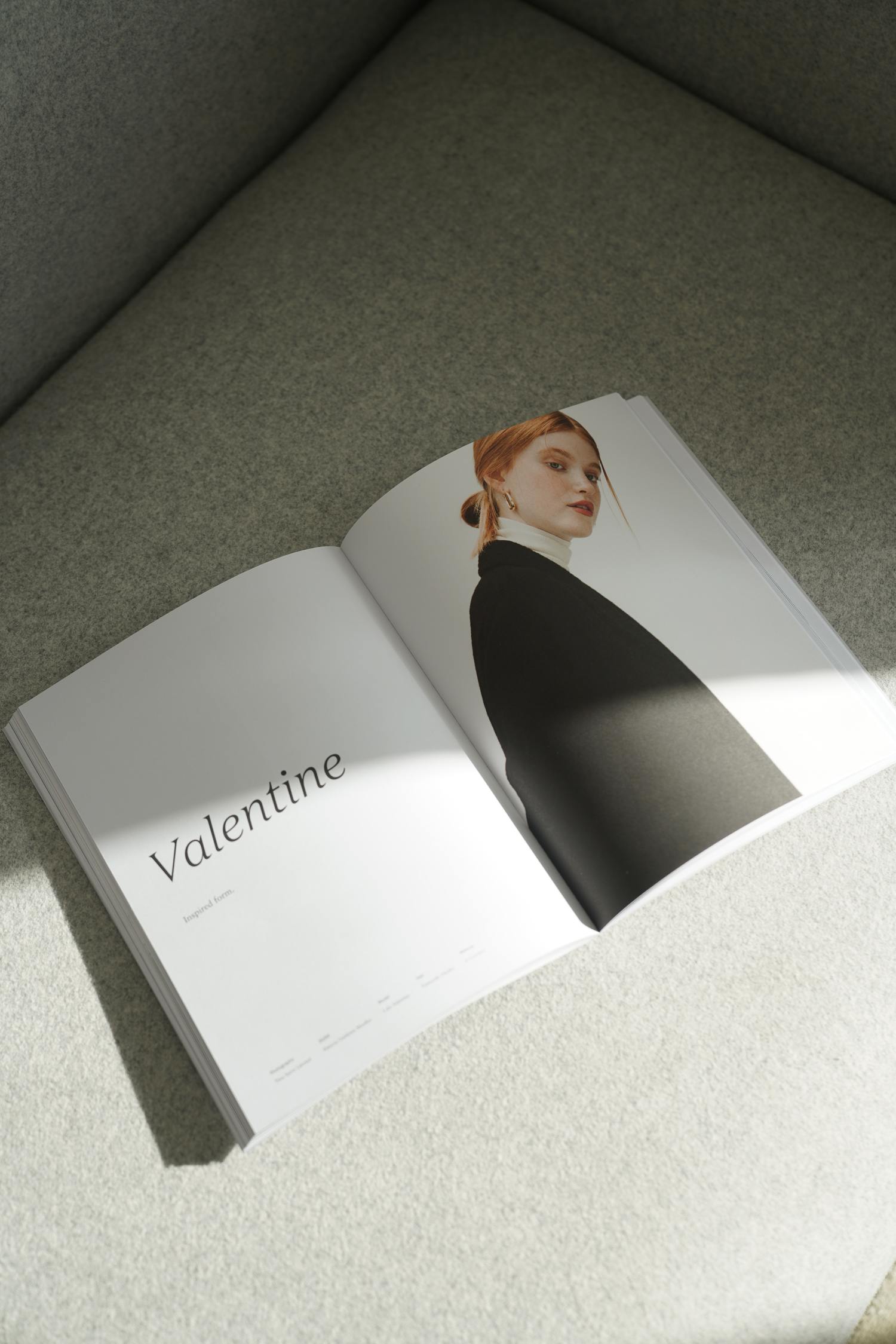 Aufgeschlagenes Magazin mit Modefoto.