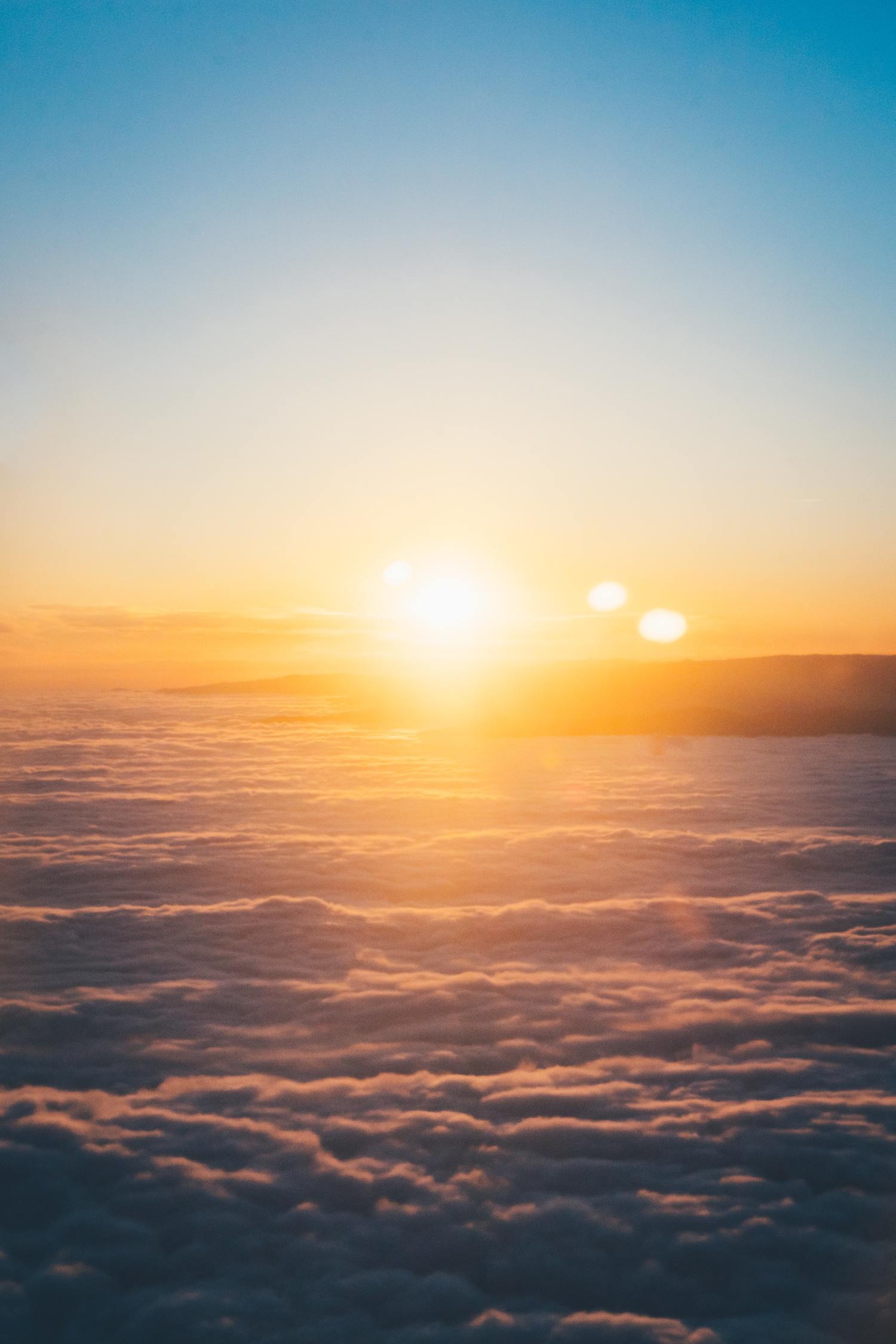 Sonnenaufgang über den Wolken.