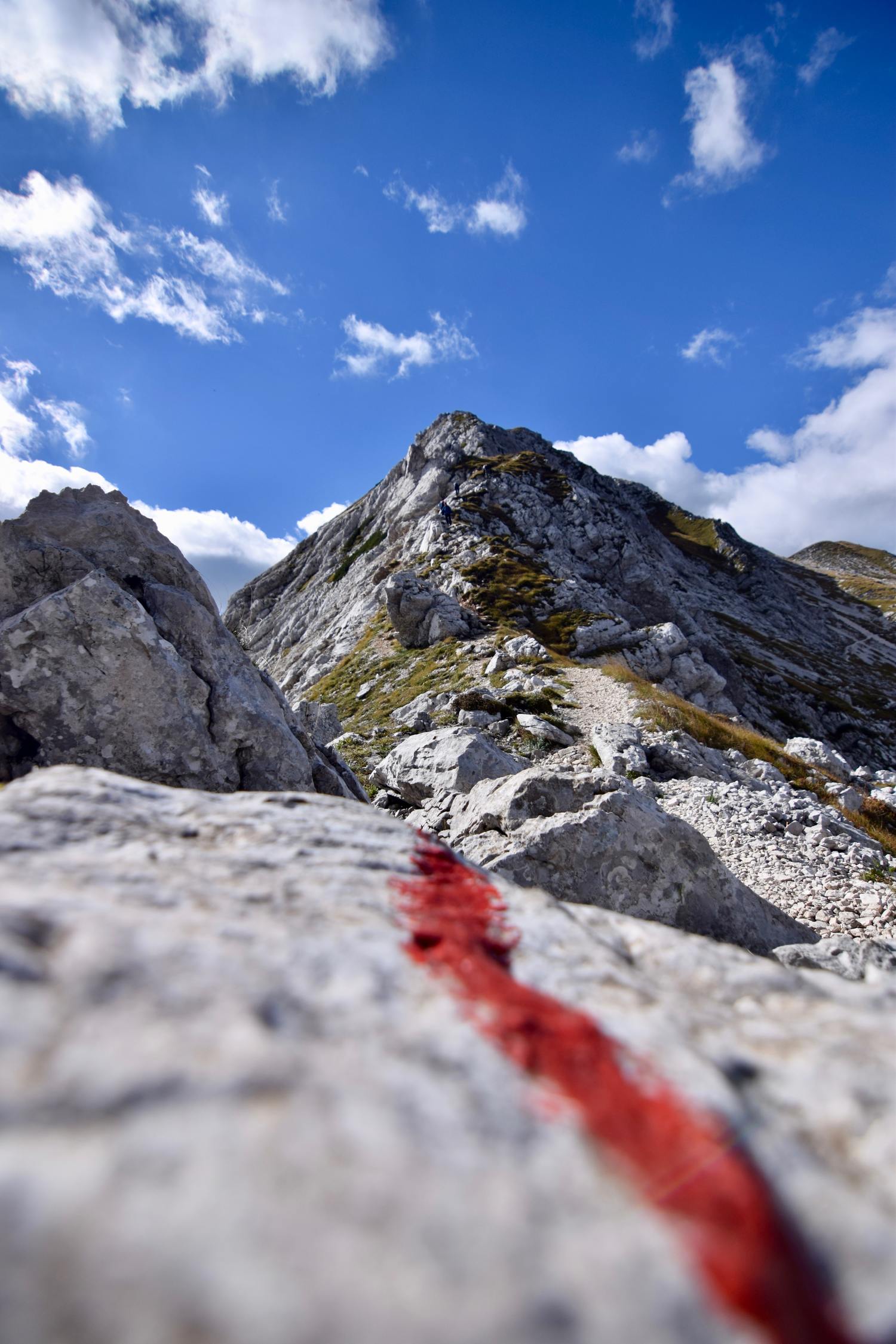 Fels mit roter Markierung in den Bergen.