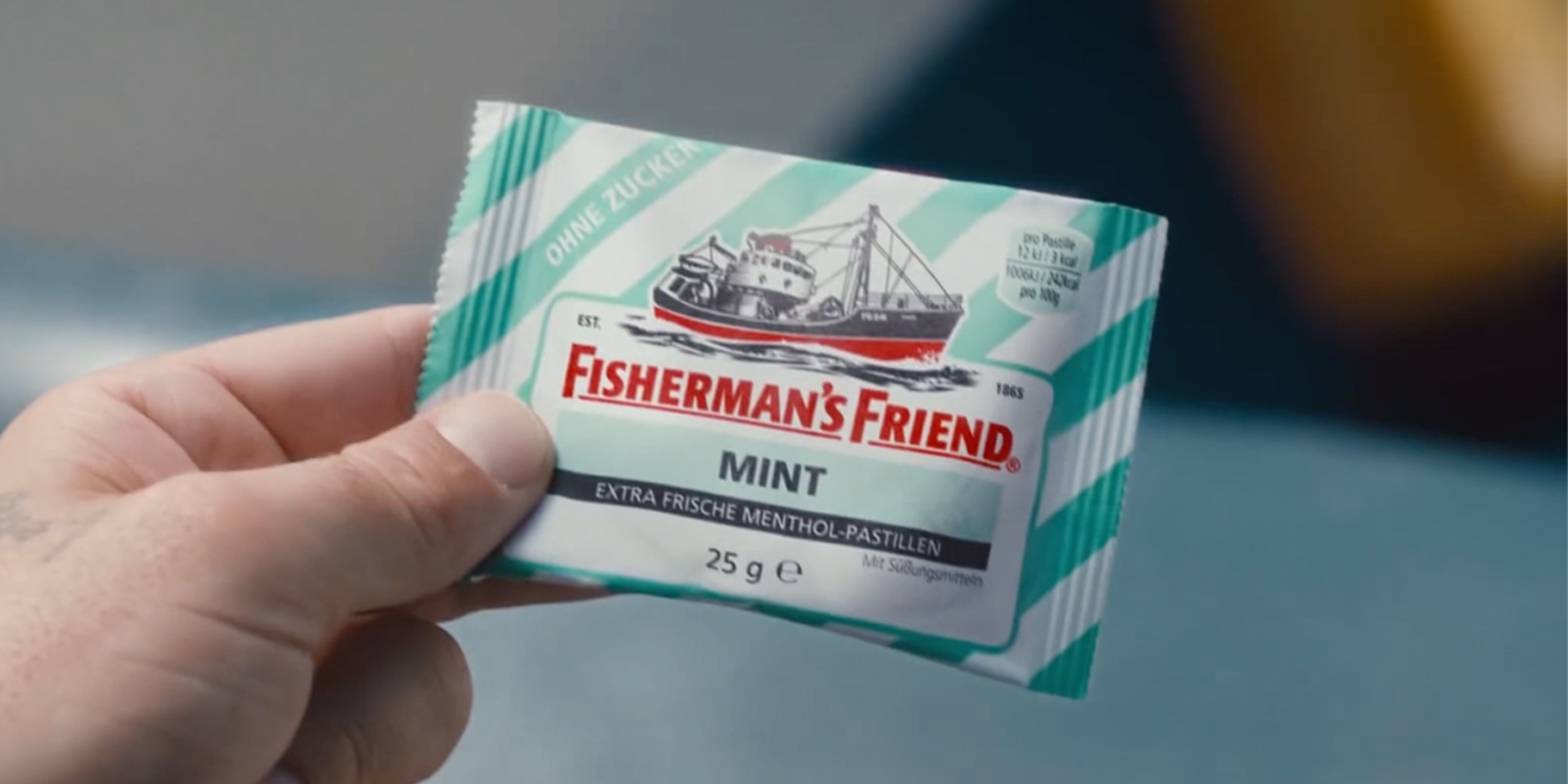 Hand hält Fisherman’s Friend Packung.